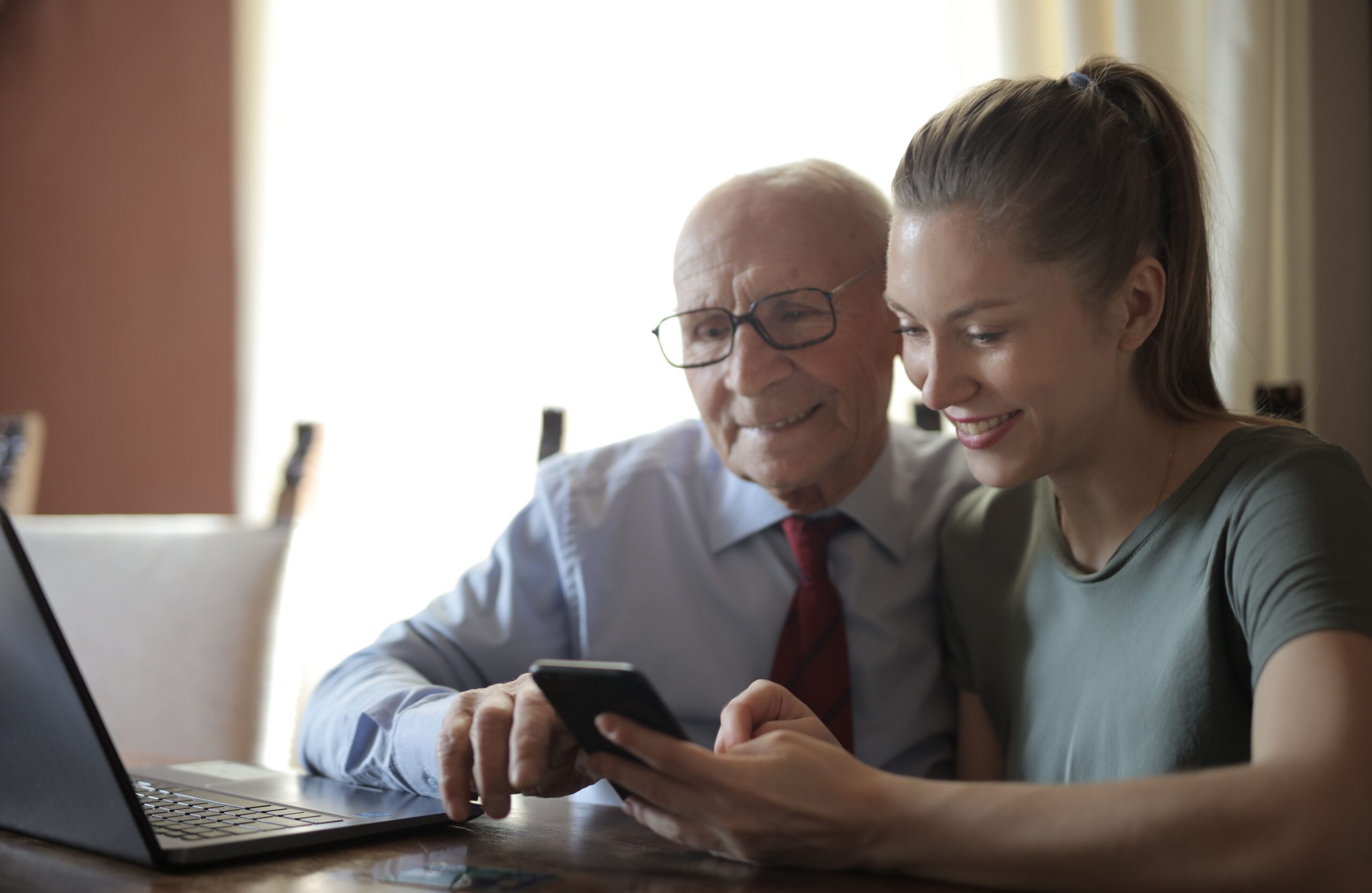 mobiele alarmeringen voor buiten samen opstellen met opa