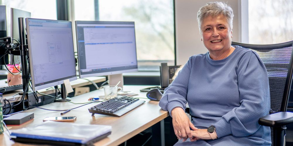 Blij personeelslid op kantoor bij Reliante Care