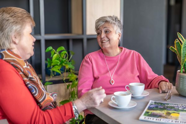 Een vrouw met een personenalarm om haar nek.