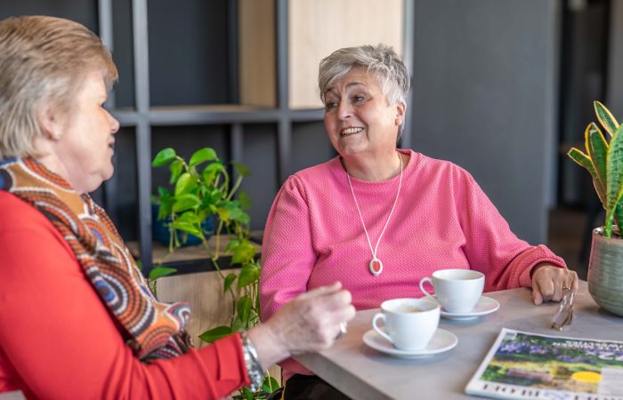 Een vrouw met een personenalarm om haar nek.